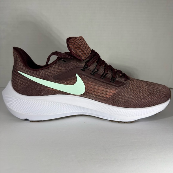 Nike Women's Maroon Sneakers with Mint Swoosh - Picture 5 of 9
